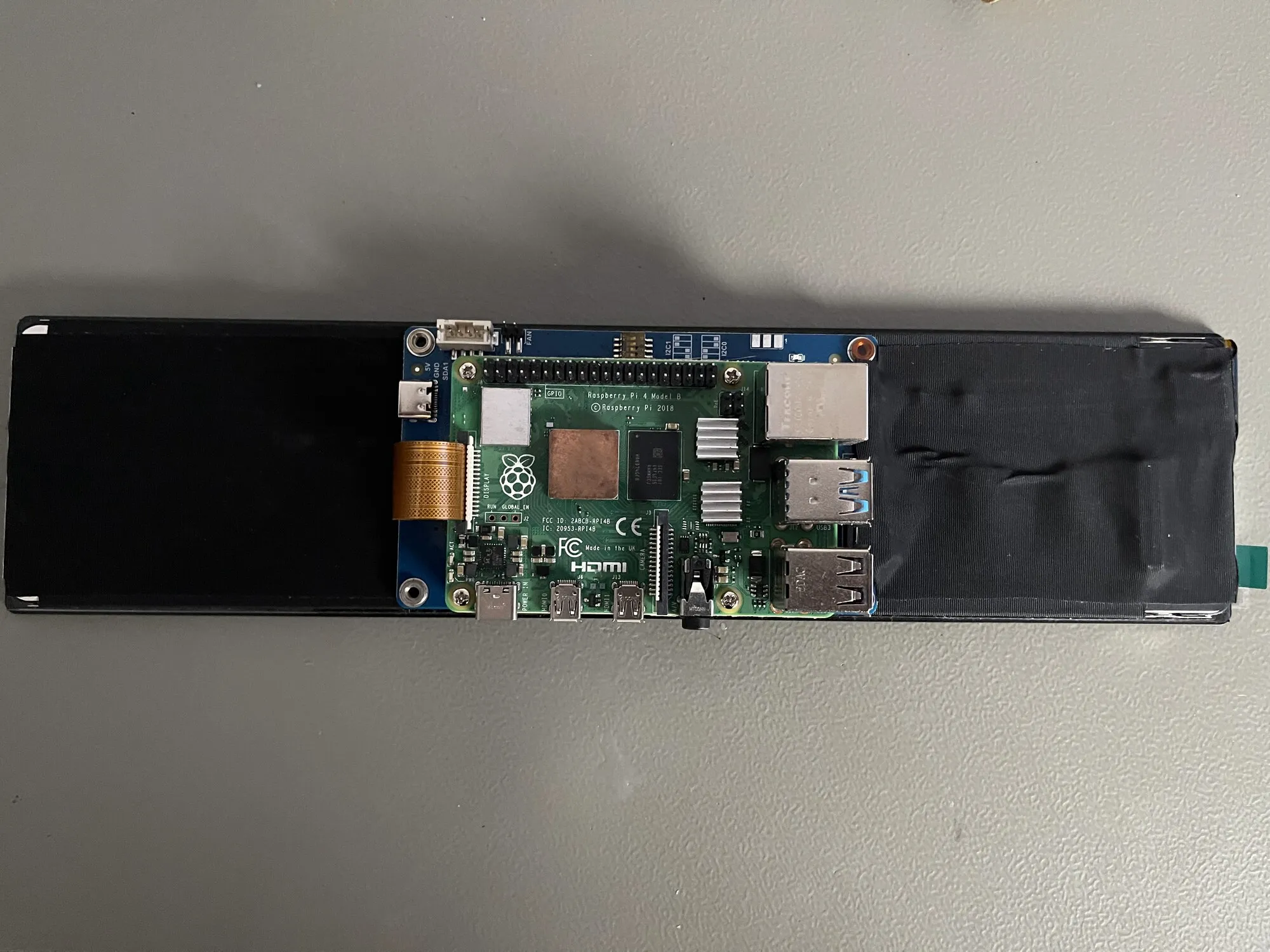 L'arrière de l'ensemble : le Raspberry Pi vissé sur la carte de la dalle
