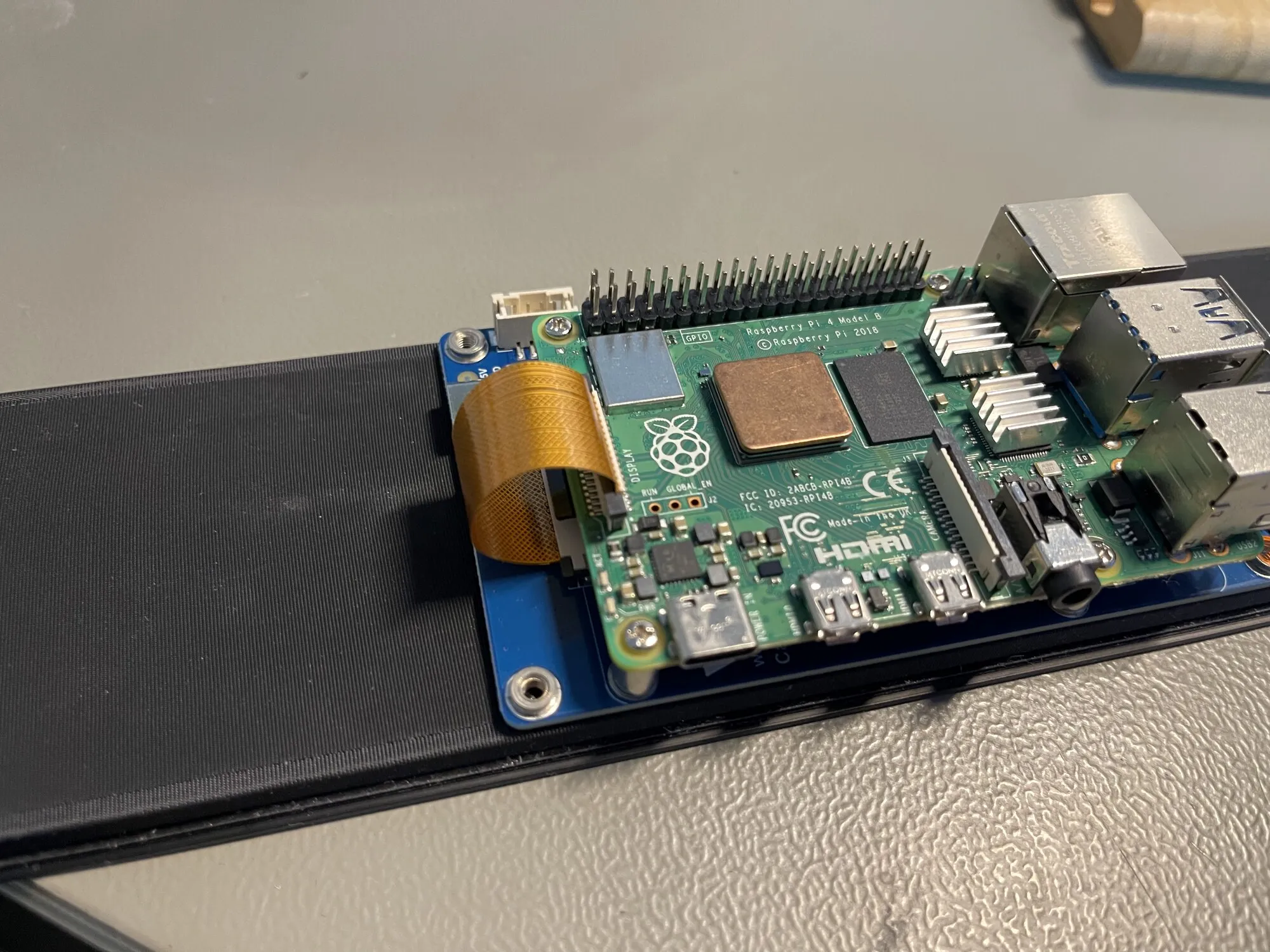 La nappe DSI, branchée sur le connecteur DISPLAY du Raspberry Pi